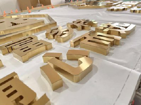 威宁拉丝不锈钢字的特点。